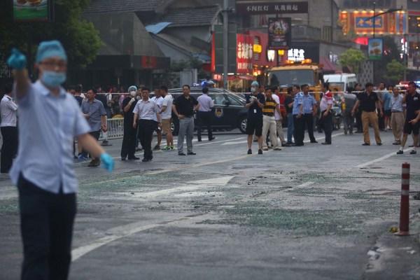 　圖為醫(yī)護(hù)人員到現(xiàn)場救援。