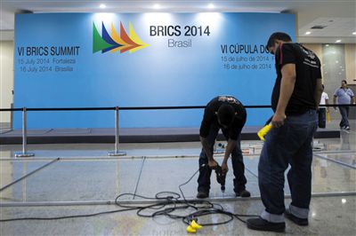 　13日，福塔萊薩的塞阿拉州會展中心，工作人員布置會場新聞發(fā)布廳。