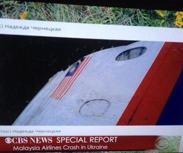 馬航在烏墜毀客機(jī)已發(fā)現(xiàn)上百遺體殘骸散落十幾公里 馬航在烏墜毀客機(jī)已發(fā)現(xiàn)上百遺體殘骸散落十幾公里