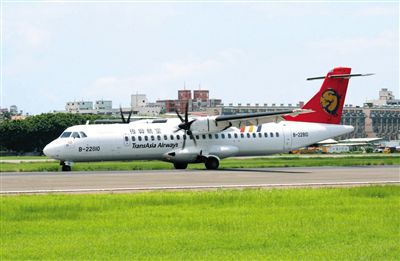 一架停在地面的臺(tái)灣復(fù)興航空ATR72型客機(jī)。昨日，一架高雄飛往馬公的復(fù)興航空ATR72-500型客機(jī)在澎湖發(fā)生緊急迫降意外，事故航班號(hào)GE222。新華社發(fā)
