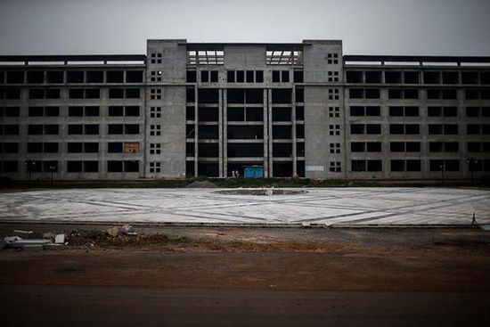 2014年7月11日，安徽省宿州市蕭縣，空置廢棄的縣政府新大樓。 澎湃新聞 楊一 圖