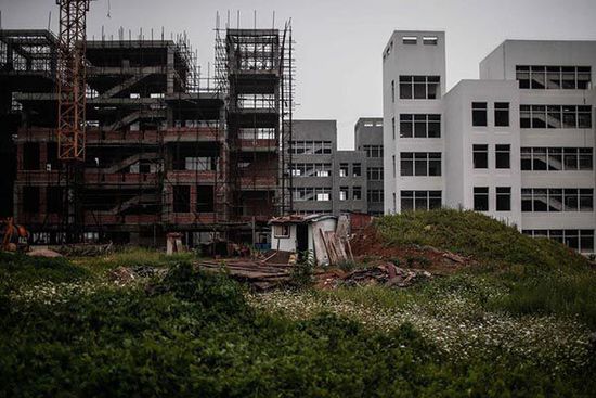 2014年7月11日，安徽省宿州市蕭縣，荒棄的政府新辦公樓前荒草一片。 澎湃新聞 楊一 圖