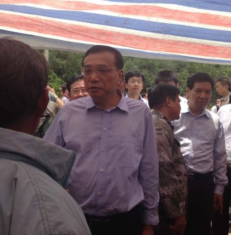 走進(jìn)帳篷，總理就握住蔡官耀的雙手說(shuō)：“不行，這個(gè)帳篷太簡(jiǎn)易了”。說(shuō)完這句，叮囑蔡官耀，“不能回家住”