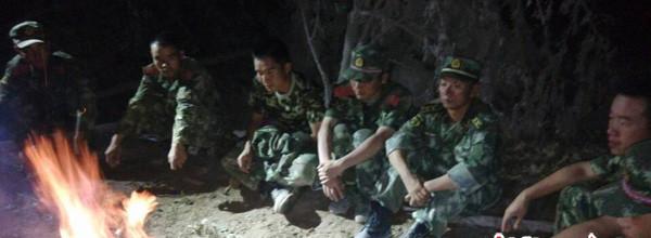 8月5日晚，受困官兵等待天亮以后的救援。