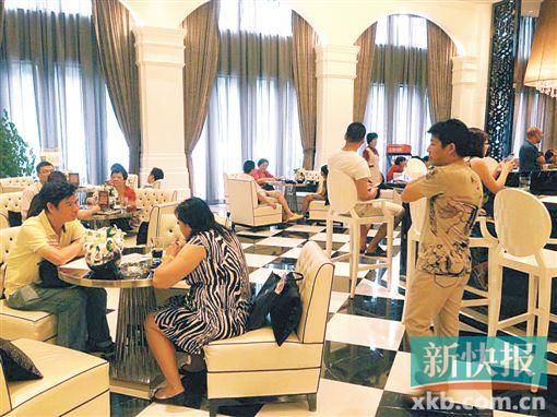 　昨天雖是工作日,但南海區(qū)某樓盤客流不少。