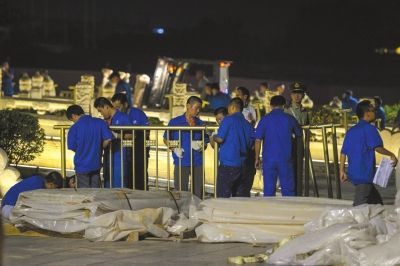 昨晚，工作人員正在為金水橋安裝金色護欄。京華時報記者潘之望攝