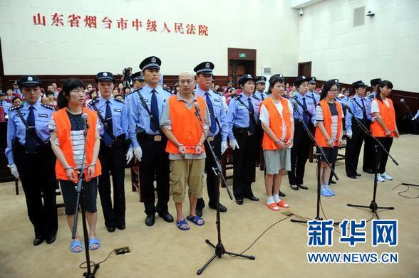 8月21日，被告人張帆、張立冬、呂迎春、張航、張巧聯(lián)到庭。法庭逐一核對(duì)被告人身份。