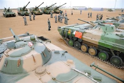 8月21日,在朱日和基地,中外參演部隊代表在裝備展覽交流活動現(xiàn)場參觀中國人民解放軍裝備。