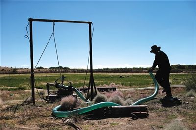 　布日古德起動(dòng)水泵，等了幾分鐘才有水上來(lái)，沒(méi)抽一會(huì)兒就沒(méi)水了，等一陣子才能繼續(xù)抽。