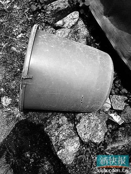 　　事發(fā)現場發(fā)現的彈孔。