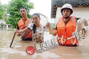 長(zhǎng)壽區(qū)，消防官兵搜救被困群眾。