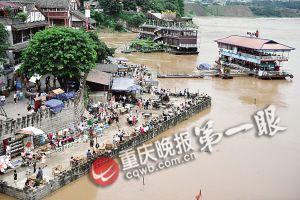 沙坪壩區(qū)磁器口，江水逼近休閑平臺(tái)。