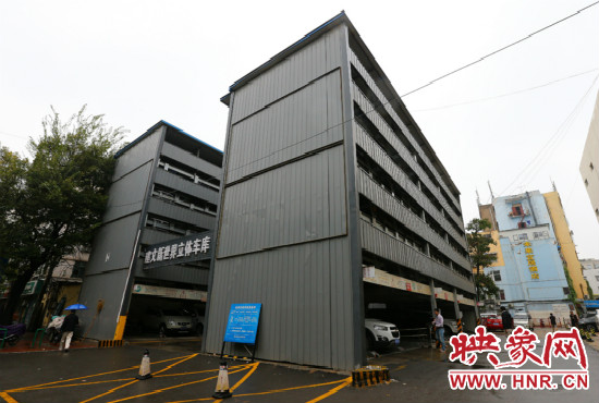 目前，市區(qū)內(nèi)的停車場(chǎng)數(shù)量還不能滿足廣大市民的需求。