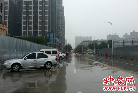 由于停車場(chǎng)分配不均，廣大私家車主選擇將車停在路邊。