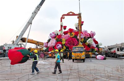 吊裝現(xiàn)場。昨晚，天安門立體主花壇“祝福祖國”完工，今天起供游人參觀。