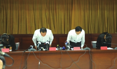 昆明通報(bào)明通小學(xué)踩踏事故原因，官員鞠躬致歉。圖/東方IC