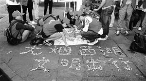 　志愿者用撿來的煙頭，拼起了“無煙西湖”圖案 通訊員供圖