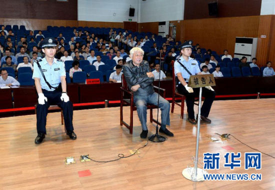 9月29日，方廣云在庭審現(xiàn)場。當日，“合肥房叔”腐敗窩案核心人物方廣云在安徽省廬江縣出庭受審。 新華社記者 郭晨 攝