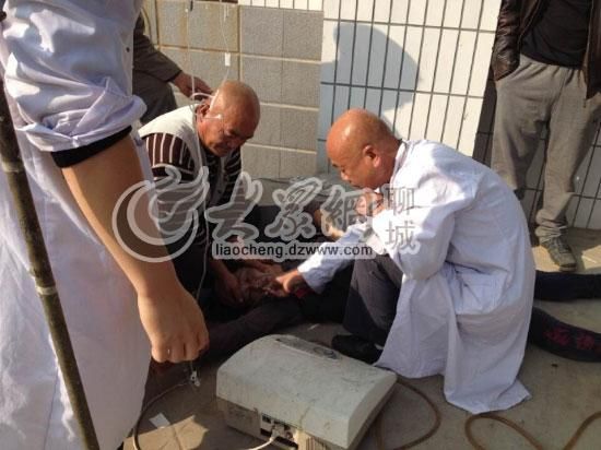 醫(yī)生正在對女嬰舅媽進(jìn)行現(xiàn)場洗胃處理 醫(yī)生正在對女嬰舅媽進(jìn)行現(xiàn)場洗胃處理