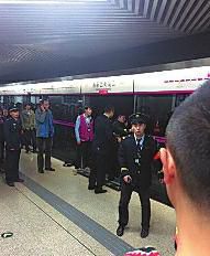 昨日18時57分，北京地鐵5號線惠新西街南口一女子遭遇不幸。昨晚9時記者在中日友好醫(yī)院發(fā)現(xiàn)女子已不幸身亡，女子遇險是被夾在安全門和地鐵門中間，列車啟動后掉下站臺。