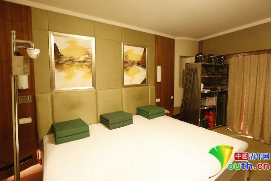 雖然在五星級飯店房間駐守，但武警官兵自帶被褥及生活用品，將兩張單人床拼成三人通鋪使用。