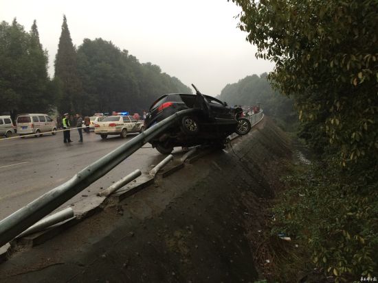 瘋狂途觀撞人逃逸又惹禍，一家四口殞命車輪