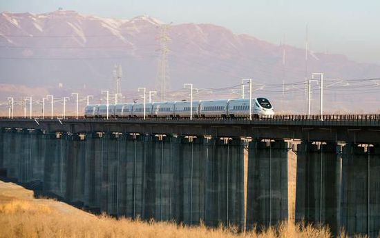 11月16日，從烏魯木齊南站首發(fā)的D8602次列車駛往哈密。