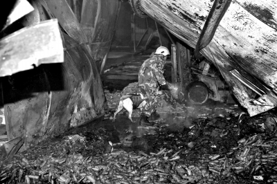 救援人員在山東壽光一食品廠火災(zāi)現(xiàn)場(chǎng)搜救。新華社發(fā)