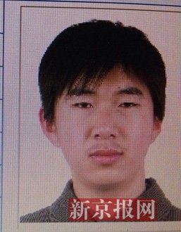 犯罪嫌疑人李小龍，27歲，唐山樂亭人。村干部說李小龍經(jīng)常把自己關(guān)在家里