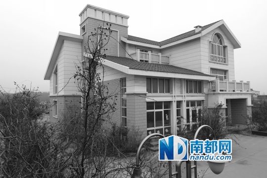 　馬超群在赤土山村村委會(huì)旁的別墅，就是以“自來(lái)水維護(hù)站”的名義拿的地。