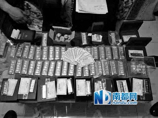 　馬超群家中金條清點(diǎn)現(xiàn)場(chǎng)。