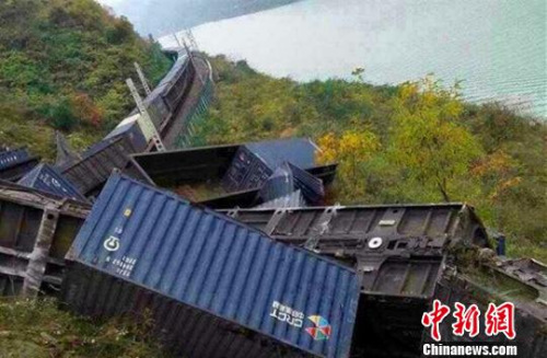 圖為脫軌現(xiàn)場(chǎng)。通訊員 毛毛 攝