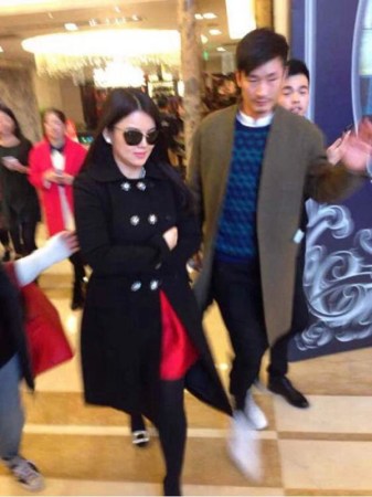 　婚禮現(xiàn)場現(xiàn)多位明星大腕助陣。