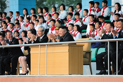 5月2日，金正恩與金與正（前排左二）一起觀看比賽。