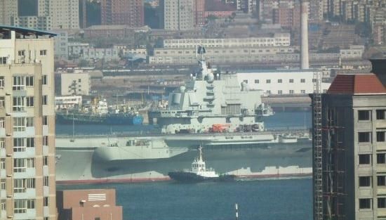 青島軍港周圍高樓林立，一睹遼寧號(hào)真容只需要一個(gè)好天氣（資料圖片）