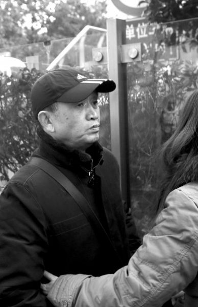 受害人黃洋的父親黃國強準備進入法院。