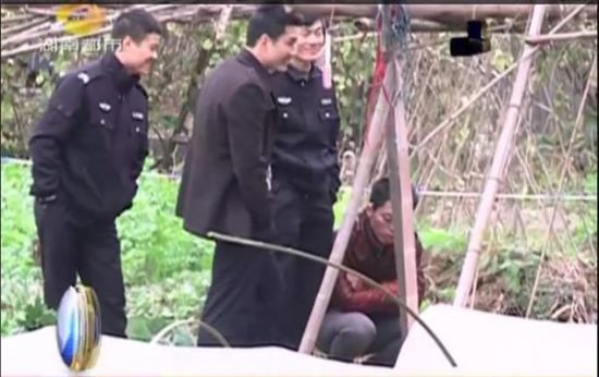 一個見習(xí)警官，一個二級警司，和一個便衣人員站在菜地里笑。