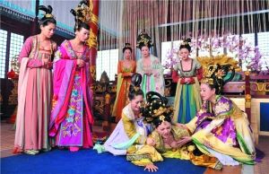 戲里一眾妃嬪的裝扮都相當(dāng)“吸睛”。