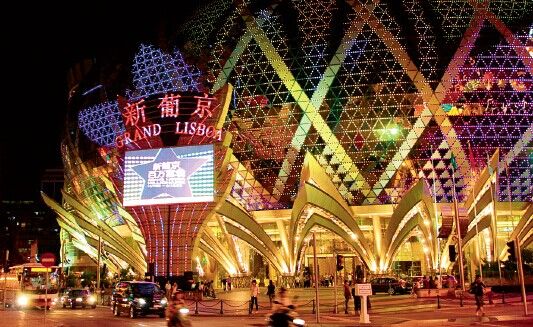 　澳門(mén)賭場(chǎng)貴賓廳的冷清，在許多人看來(lái)，是當(dāng)?shù)亟?jīng)濟(jì)轉(zhuǎn)型的好機(jī)會(huì)。