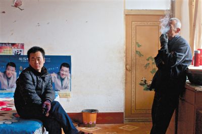 父親抽煙，兒子不語(yǔ)。逃跑的越南新娘，給袁迎賓父子帶來(lái)的是失落。新京報(bào)記者