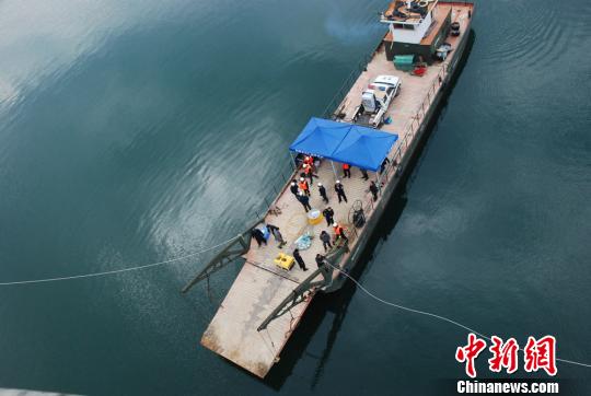 警方四次到百米深的湖中打撈被害人遺體。