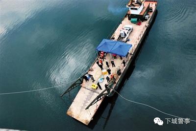 為搜尋深水沉尸，杭州警方租用的船只在水面作業(yè)。本版圖片/杭州警方提供