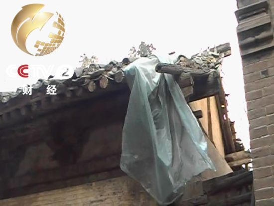 唐大華告訴記者 在多次呼吁后 相關部門的維修措施就是蓋層塑料布