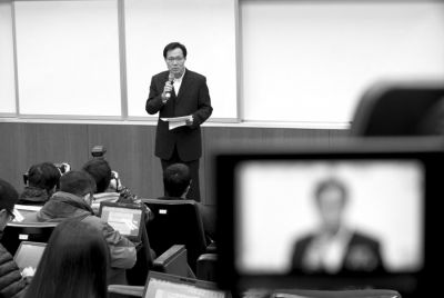 2月8日，在臺北福華會館，復(fù)興航空代表劉忠繼向媒體介紹家屬說明會溝通情況。新華社發(fā)