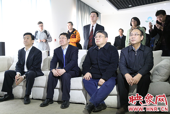 領導嘉賓觀看IPTV業(yè)務演示