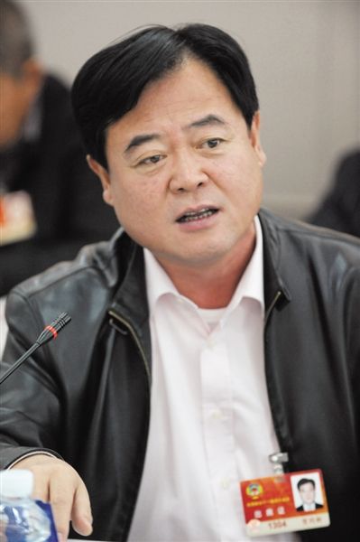 　政協(xié)委員、中國通用技術(shù)集團(tuán)董事長賀同新稱，按照2014年的數(shù)字，他的薪水下降了近50%。圖/CFP