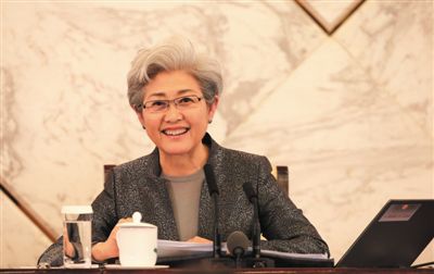 3月4日，十二屆全國人大三次會議在人民大會堂舉行新聞發(fā)布會，大會發(fā)言人傅瑩回答中外記者的提問。
