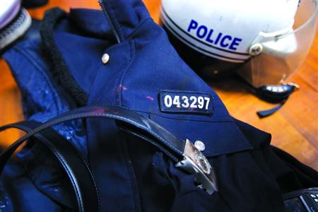 在閔行區(qū)虹橋派出所的一角，擺放著茆盛泉曾經(jīng)最愛的警服?！?43297”的警號、深色的警服依稀可見已經(jīng)凝固的血跡，警用皮帶也斷裂了。