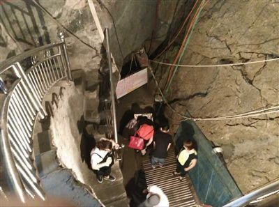 游客到魚泉參觀。