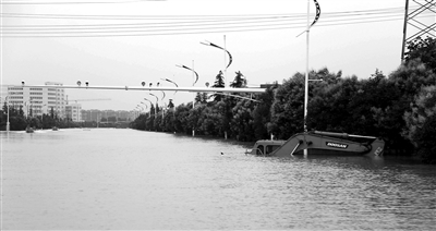 6月28日，南京暴雨致云臺山河漫堤，祿口機場高速雙向封閉 供圖/CFP